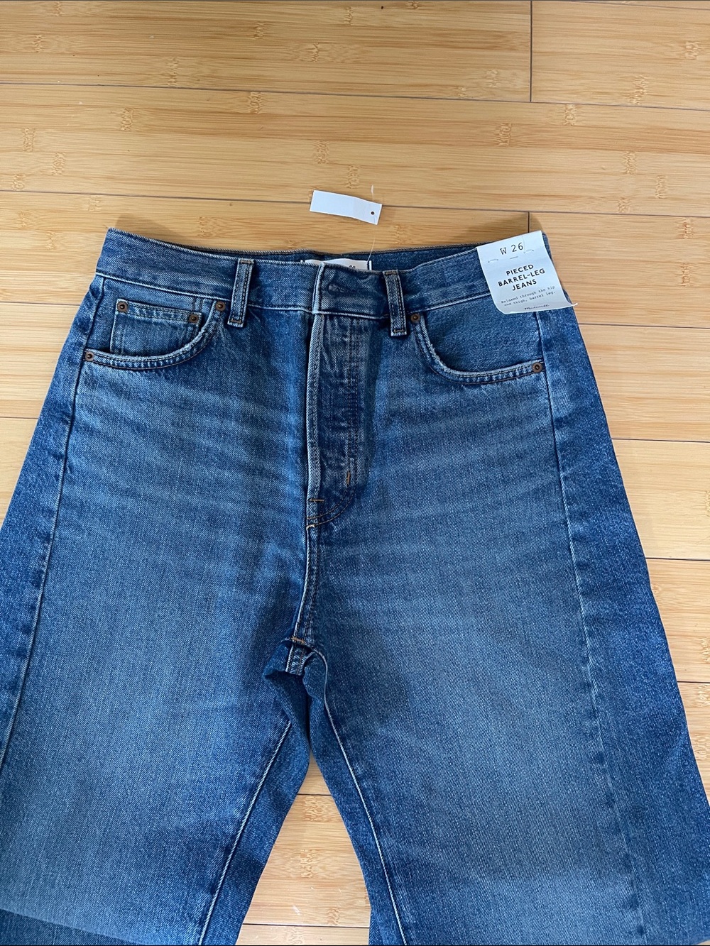 Madewell Women NWT Pieced Barrel Leg Denim Jeans in Medium Blue Wash Button 26 - Picture 3 of 15
